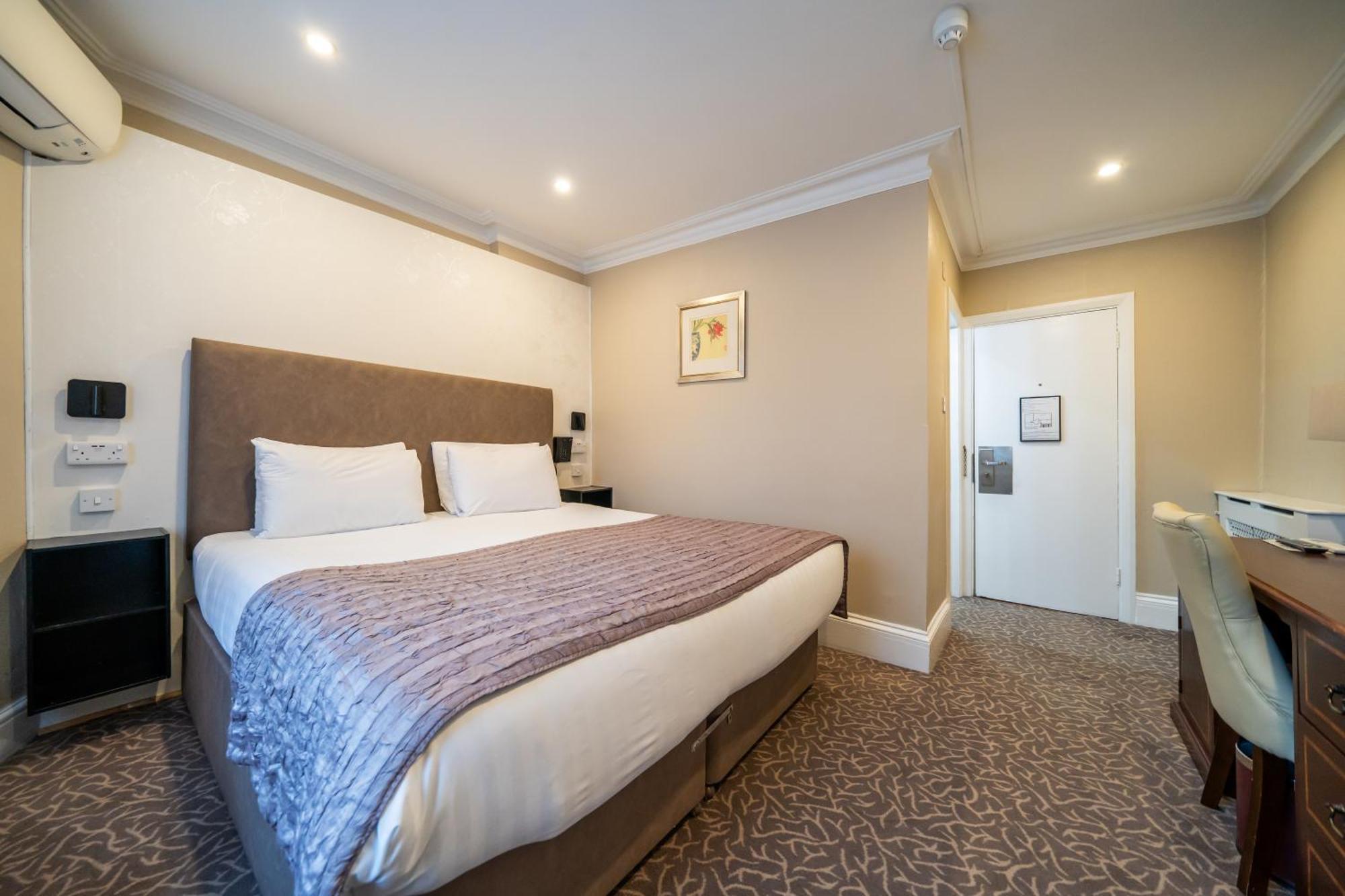 Hotel La Place Лондон Екстериор снимка
